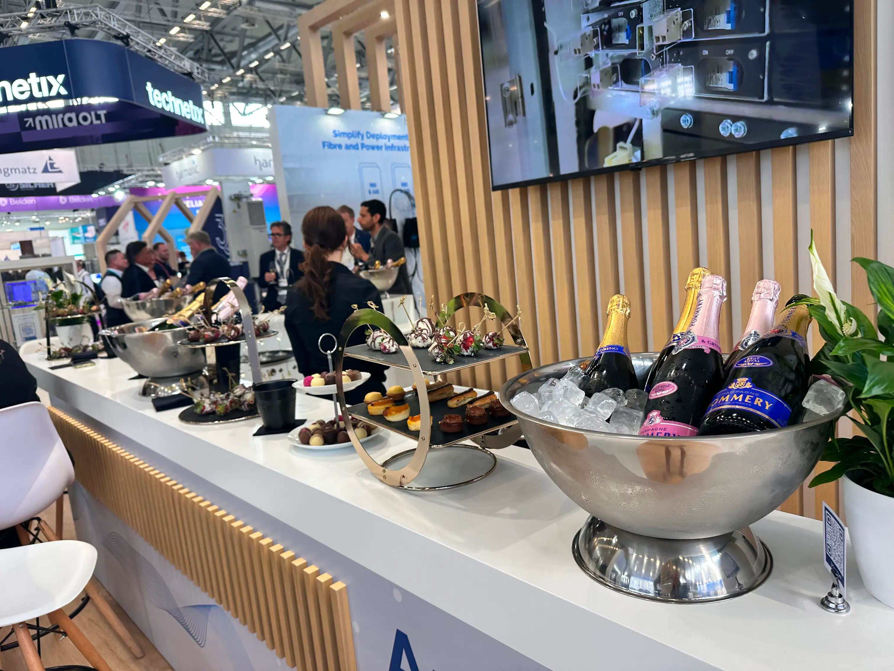 Messe-Catering-Setup mit Plated-Dish und Service-Geschirr