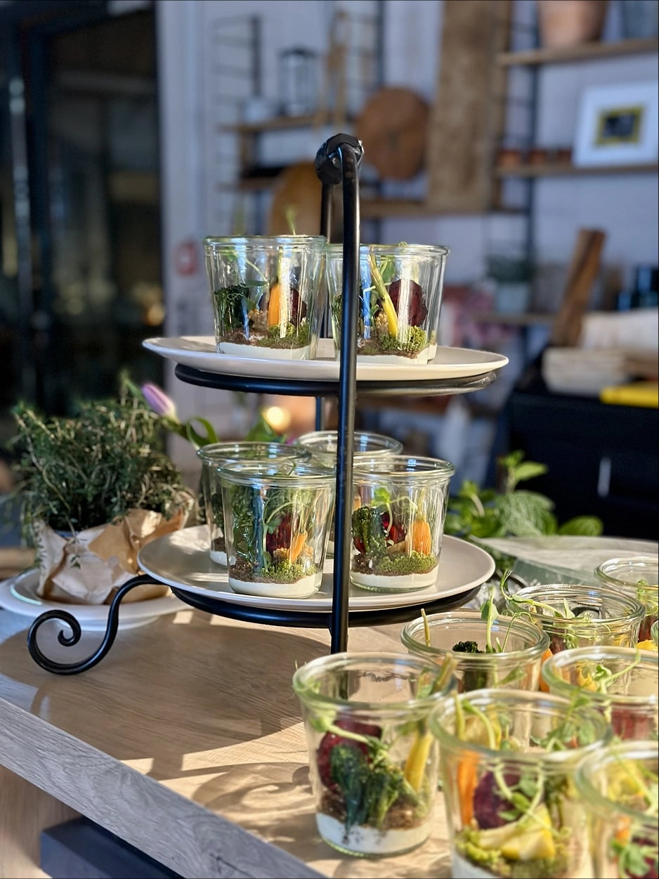 Detailaufnahme von UNMATCHED Catering auf einem Messeauftritt